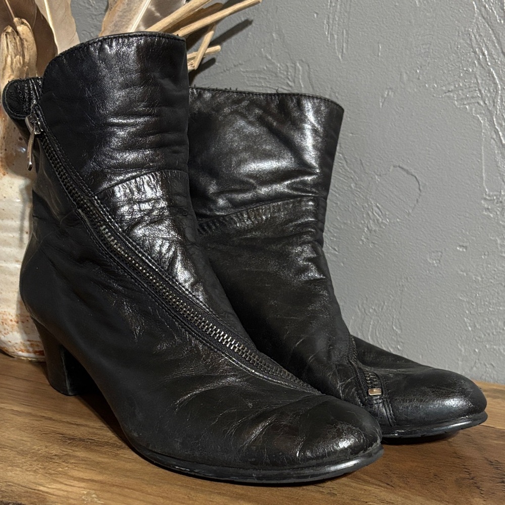 Super soft black leather boots by Everybody by BZ Moda